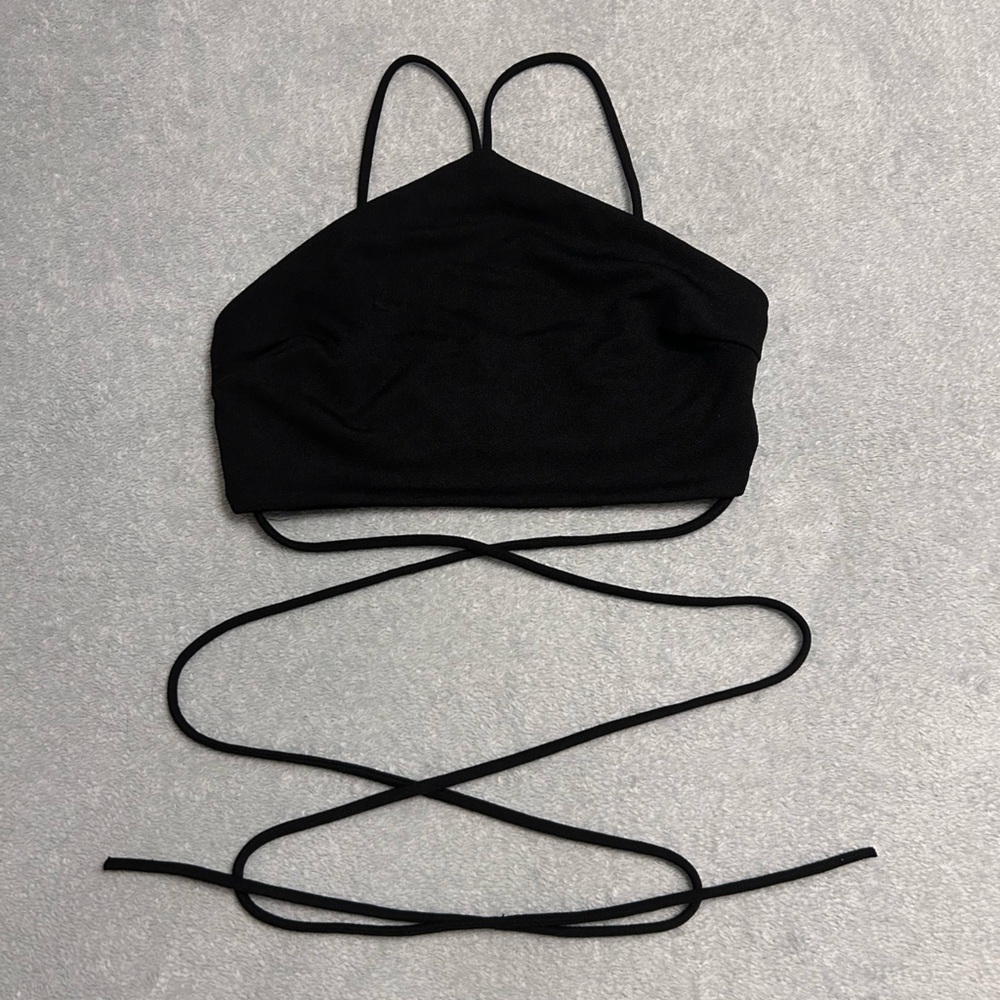 WRAP AROUND BLACK CROP TOP